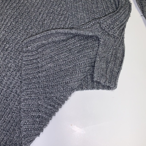 Madewell hex comb 1937 grey Sweater size Medium. Crew neck. slits on the side. - Picture 13 of 16